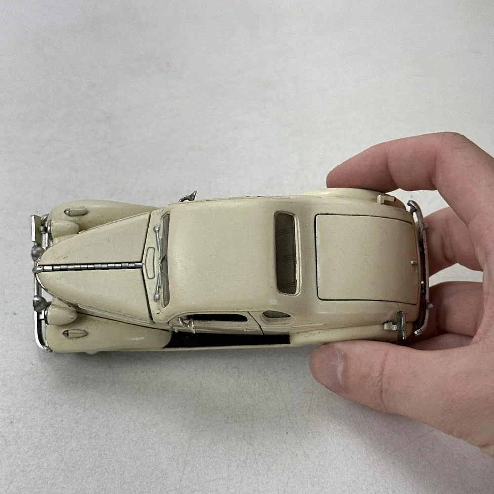 1938 Chevrolet Master Deluxe Business Coupe National Motor Museum 1:32 Cream